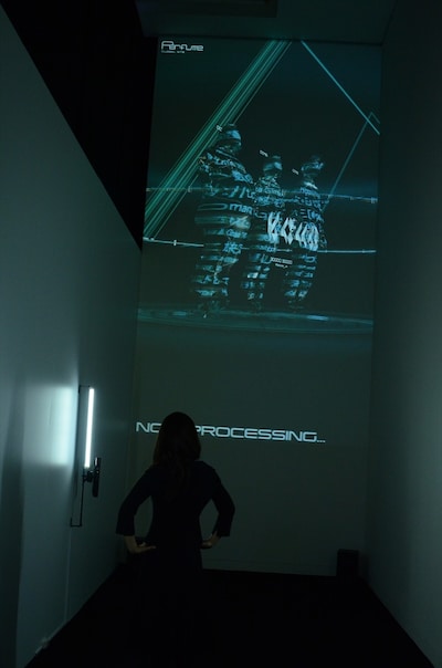 「3DScan System for Perfume」を体験している様子。