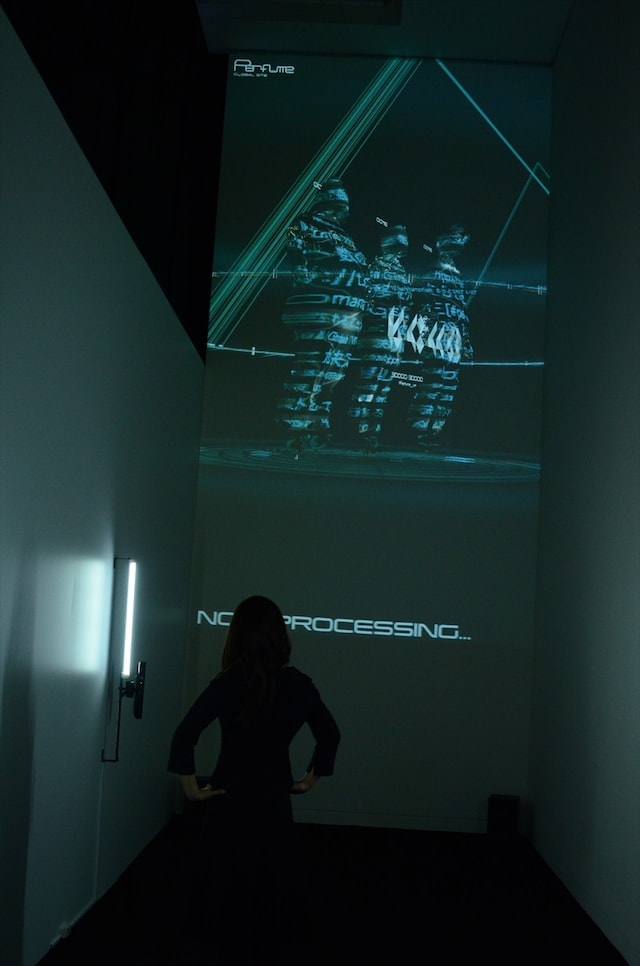 「3DScan System for Perfume」を体験している様子。