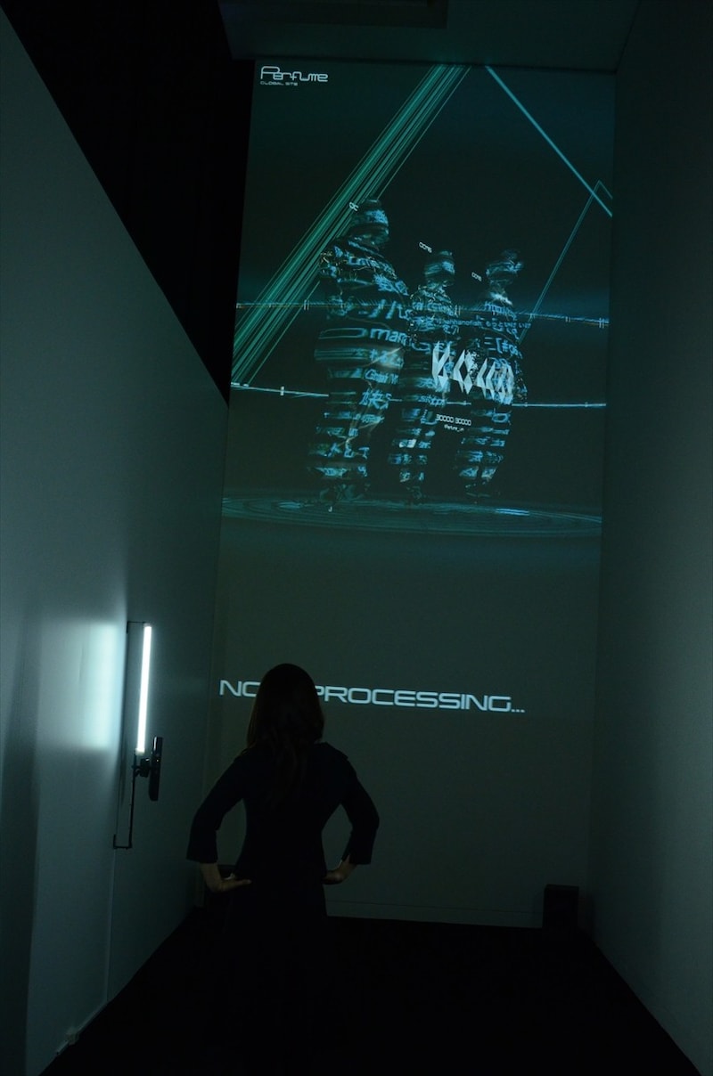 「3DScan System for Perfume」を体験している様子。