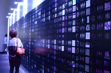 壁には、カンヌ広告祭のサイバー部門で銀賞を受賞した「Perfume official global website」を紹介するビジュアルがズラリと並ぶ。