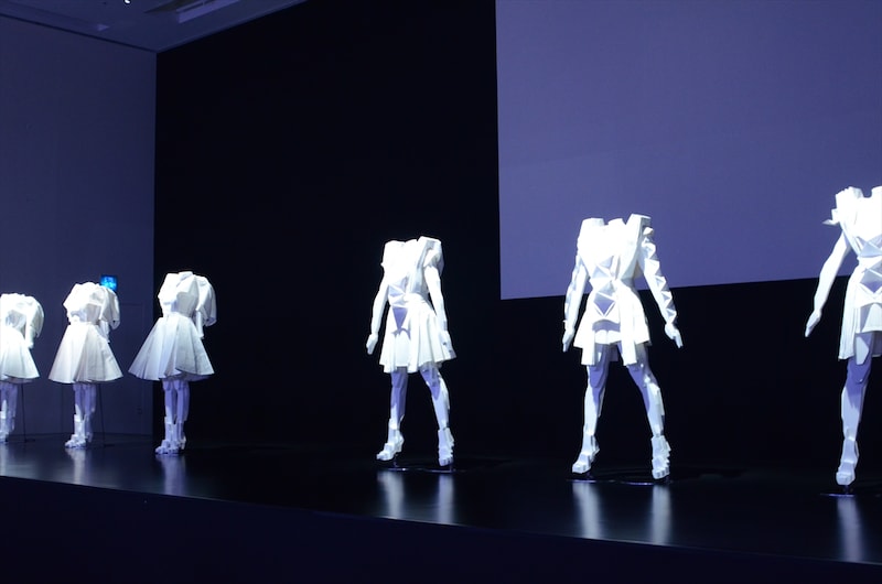 「Perfume WORLD TOUR 2nd intro」コーナーに展示されている衣装。