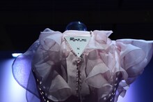 「第63回NHK紅白歌合戦」のために制作された衣装。背面にある発光システム基体にはPerfumeのロゴが。