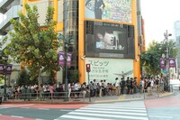 東京・タワーレコード渋谷店エントランス抽選会場への行列。