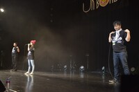 今回のツアーでは開演前に、振り付け担当・REI先生の指導による準備運動が行われる。