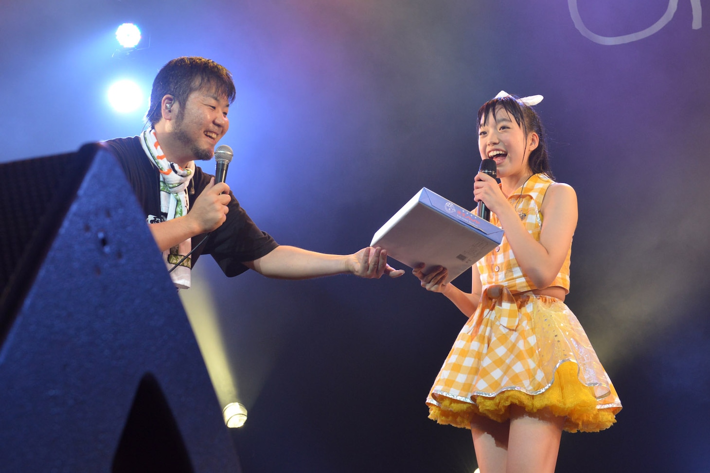 マロンケーキを贈呈される伊藤千由李。