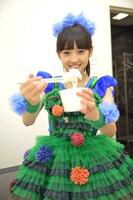 白米のみを頬張る咲良菜緒。