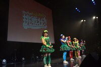 チャレンジ企画「ロッテからの挑戦状！チームしゃちほこ・初の全国放送TVCM出演権を獲得せよ！」の発表が行われた神奈川・横浜BLITZ公演の様子。