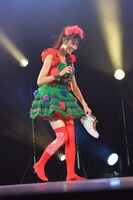 店長に呼び出されるとは思わず、終演直後に靴を脱いでしまっていた秋本帆華。