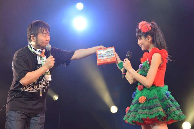 崎陽軒のシューマイを贈呈される秋本帆華（右）。