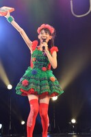 崎陽軒のシューマイを高く掲げる秋本帆華。