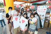 Tシャツを当てて喜ぶファン。