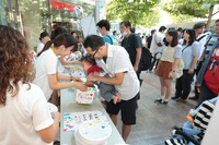 抽選ボックスに手を入れる赤ちゃん。