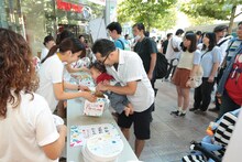 抽選ボックスに手を入れる赤ちゃん。