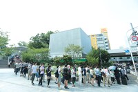 行列の最後尾付近。