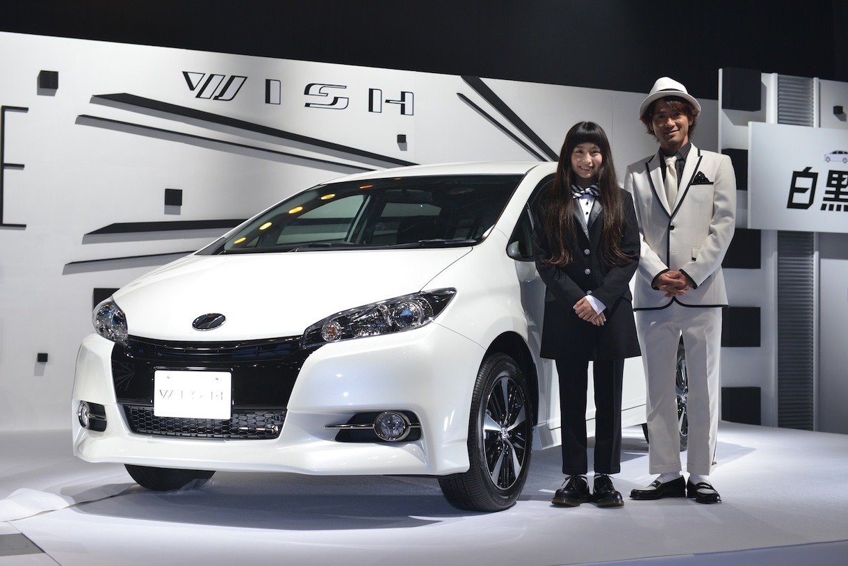 「ウィッシュ特別仕様車1.8S“MONOTONE”」の横に立つトミタ栞とナオト・インティライミ。