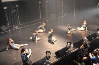 サプライズ発表に驚くアップアップガールズ（仮）。