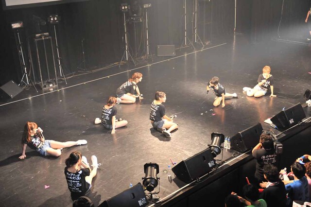 サプライズ発表に驚くアップアップガールズ（仮）。