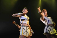 左から佐保明梨、佐藤綾乃。