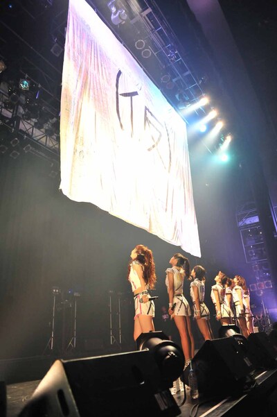 （仮）旗に敬礼するアップアップガールズ（仮）。