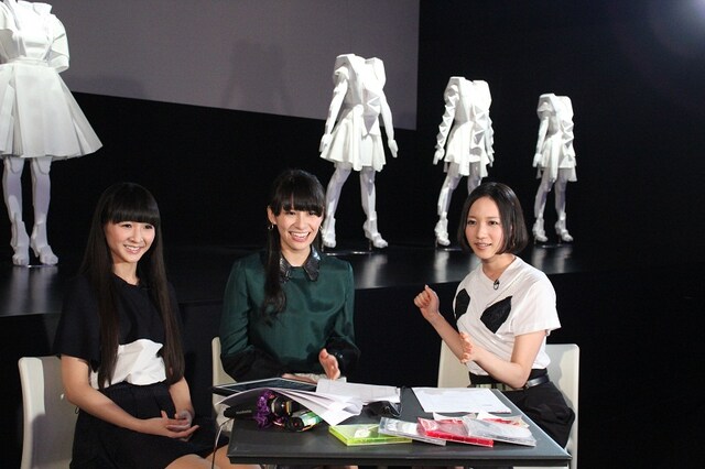 「Pa！ と楽しく遊ぼうライブ！ Vol.5」配信中のPerfume。