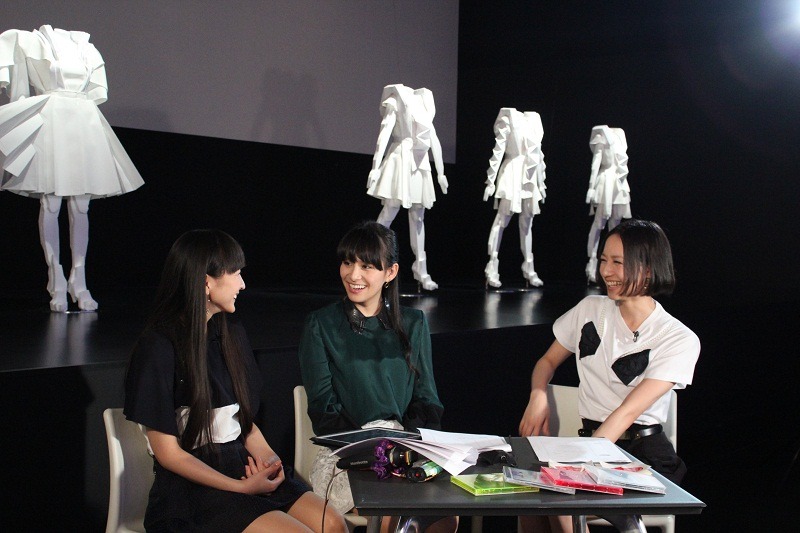 「Pa！ と楽しく遊ぼうライブ！ Vol.5」配信中のPerfume。