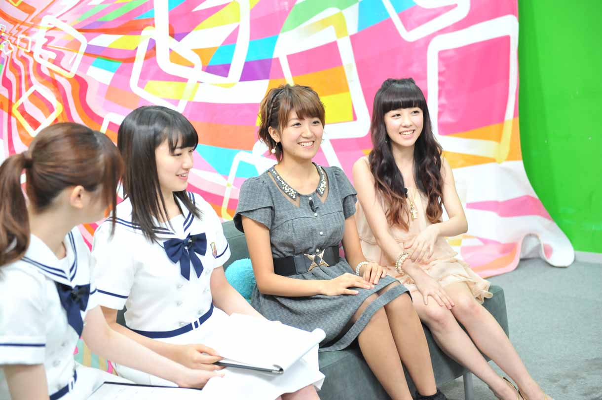 左から松村沙友理、中田花奈、徳永千奈美、清水佐紀。