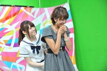 徳永千奈美（右）のお尻を触る松村沙友理（左）。