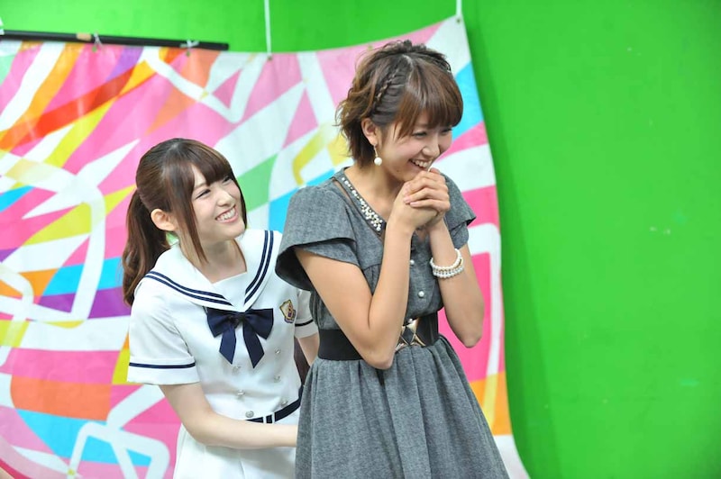 徳永千奈美（右）のお尻を触る松村沙友理（左）。