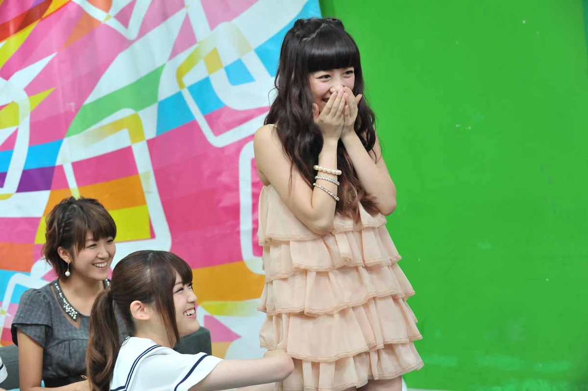 女の子のお尻 清水佐紀（右）のお尻を触る松村沙友理（左）。 - 乃木坂46松村「生ドル」でベリーズ清水＆徳永を“お尻占い” [画像ギャラリー 3/24] -  音楽ナタリー