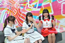 左から松村沙友理、中田花奈、町あかり。