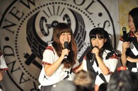 微笑むプー・ルイとテンテンコ。