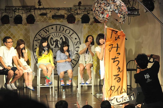 くす玉の中からミチバヤシリオの自撮り写真が大量に飛び出す。