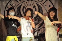 カミヤサキ（中央）。