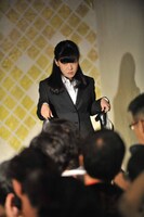 リクルートスーツ姿のテンテンコ。