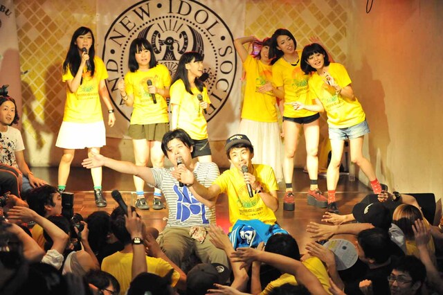 研究員による「サライ」熱唱の様子。