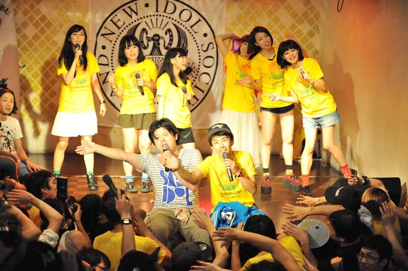 研究員による「サライ」熱唱の様子。