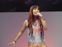 「さかさま世界」を熱唱する中川翔子。