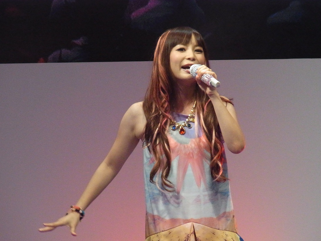 「さかさま世界」を熱唱する中川翔子。