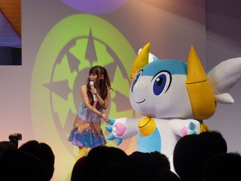 左から中川翔子、「パズドラZ」の登場キャラクター「シロップ」。