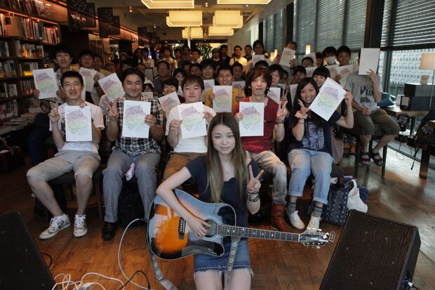 代官山蔦屋書店に集まったファンと記念撮影する片平里菜。