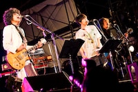 左から佐藤タイジ、堂珍嘉邦、高野哲。