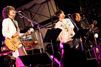 左から佐藤タイジ、堂珍嘉邦、高野哲。