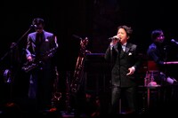 藤井フミヤ「藤井フミヤ 30TH ANNIVERSARY TOUR vol.1 青春」神奈川・パシフィコ横浜公演の様子。（撮影：三浦憲冶）