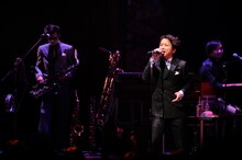 藤井フミヤ「藤井フミヤ 30TH ANNIVERSARY TOUR vol.1 青春」神奈川・パシフィコ横浜公演の様子。（撮影：三浦憲冶）