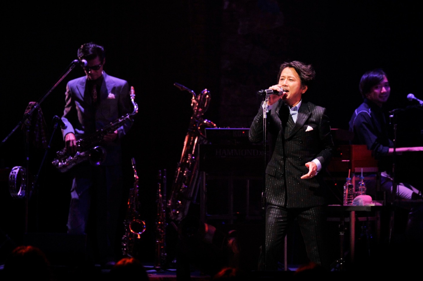 藤井フミヤ「藤井フミヤ 30TH ANNIVERSARY TOUR vol.1 青春」神奈川・パシフィコ横浜公演の様子。（撮影：三浦憲冶）