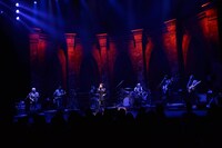 藤井フミヤ「藤井フミヤ 30TH ANNIVERSARY TOUR vol.1 青春」神奈川・パシフィコ横浜公演の様子。（撮影：三浦憲冶）