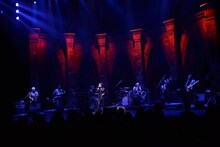 藤井フミヤ「藤井フミヤ 30TH ANNIVERSARY TOUR vol.1 青春」神奈川・パシフィコ横浜公演の様子。（撮影：三浦憲冶）