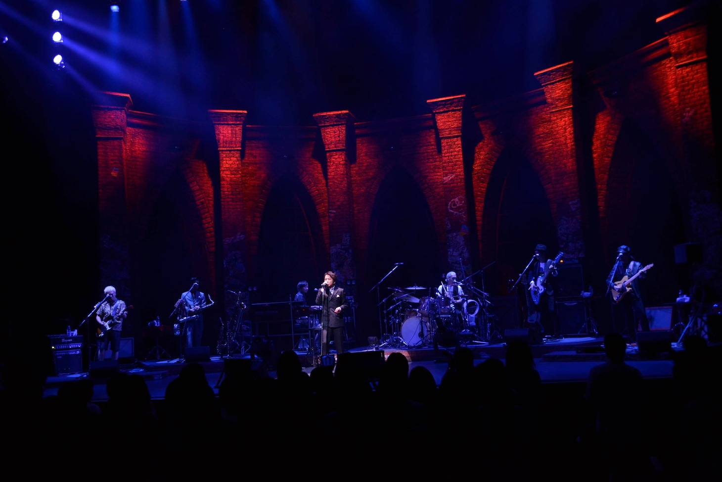 藤井フミヤ「藤井フミヤ 30TH ANNIVERSARY TOUR vol.1 青春」神奈川・パシフィコ横浜公演の様子。（撮影：三浦憲冶）