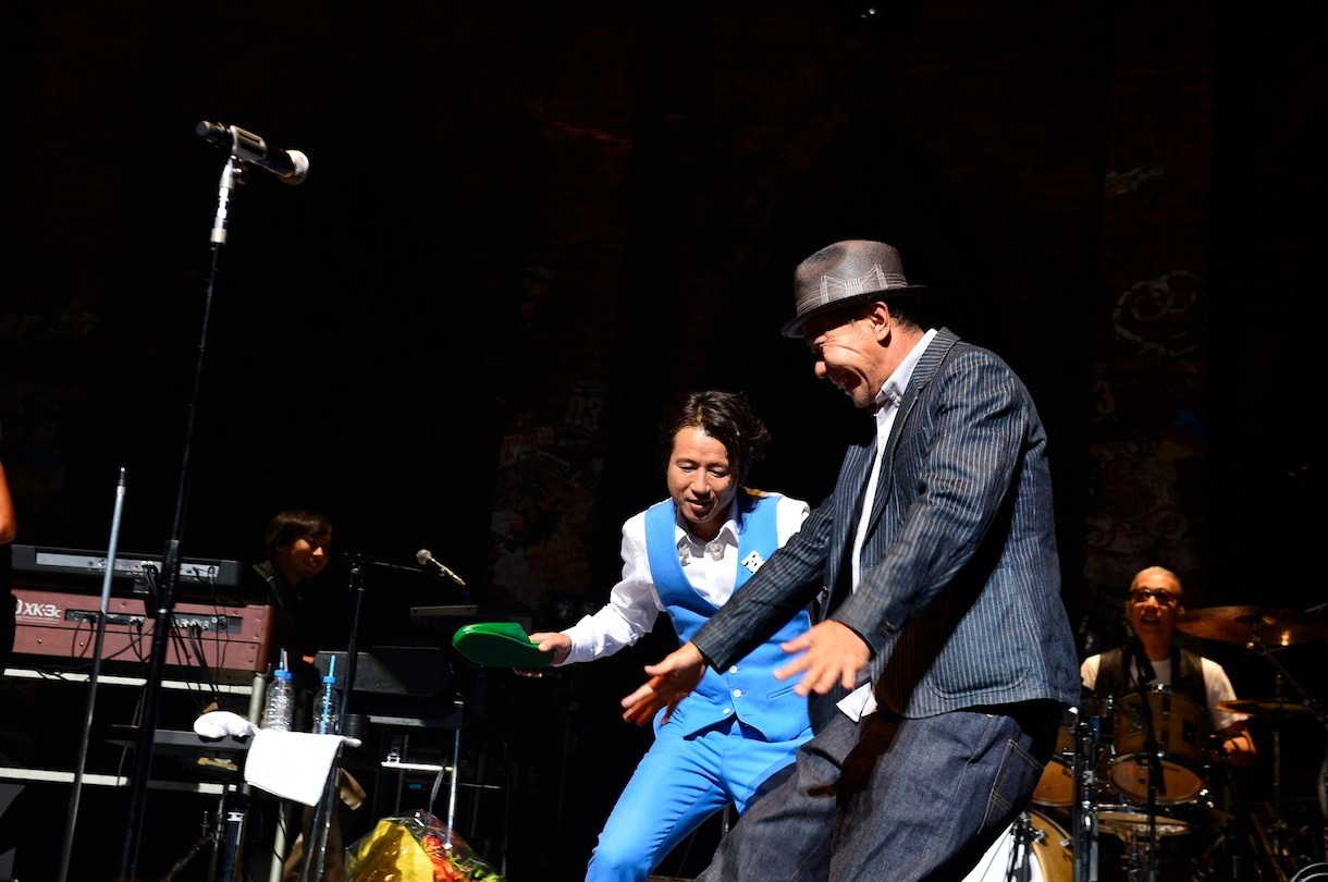 懐かしいコントを再現する藤井フミヤと木梨憲武。（撮影：三浦憲冶）