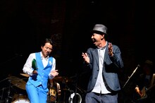 「ONE NIGHT GIGOLO」に合わせて踊る藤井フミヤと木梨憲武。（撮影：三浦憲冶）